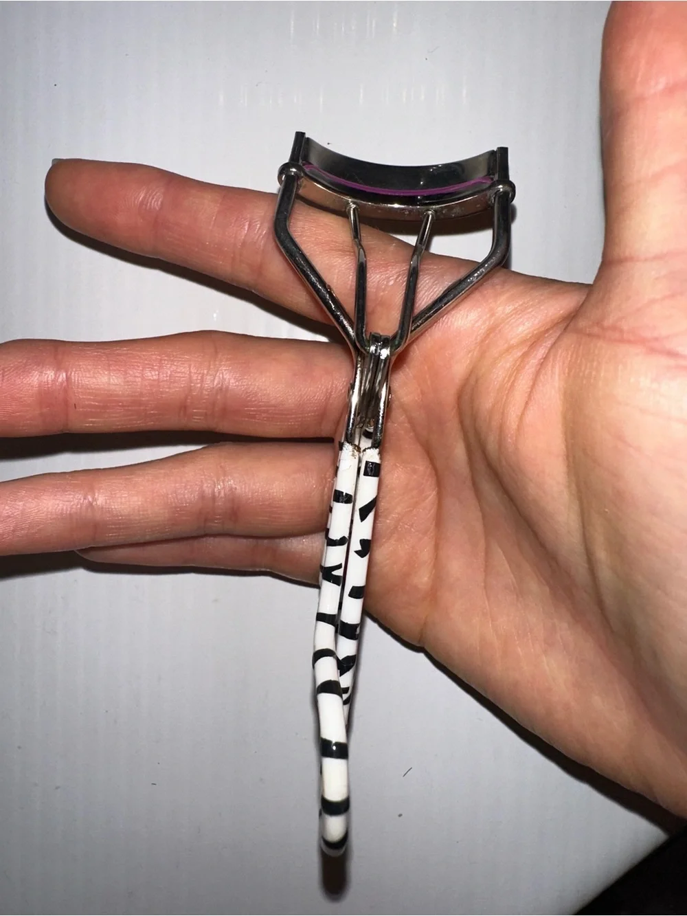 RARE Tweezerman Allure Award 2026 SephoraZebra Stripe deluxe Eyelash Curler Pink